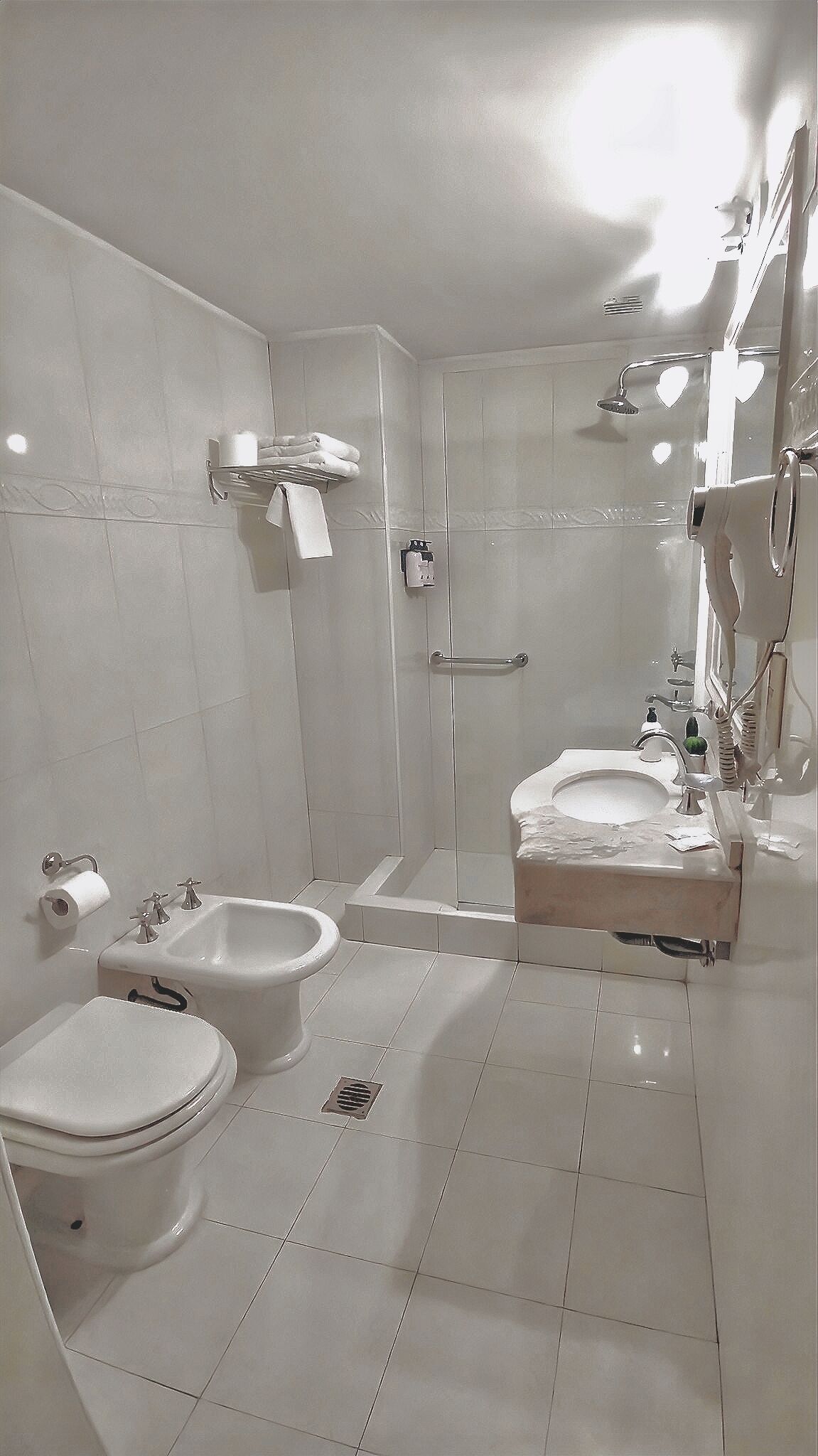 Uma casa de banho moderna com banheira, duas pias, sanita e chuveiro.