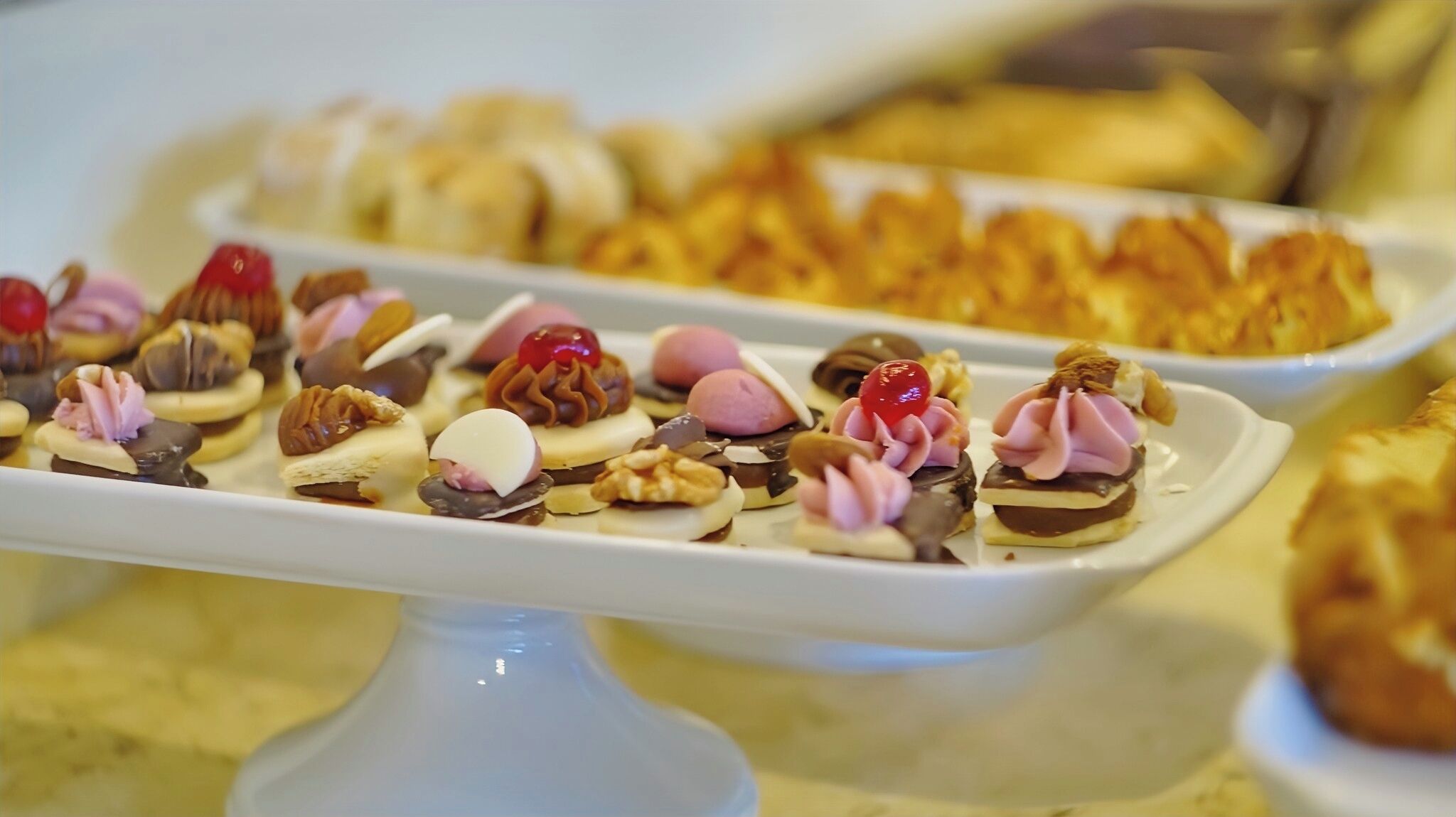Eine Auswahl an Desserts auf einem Buffet.