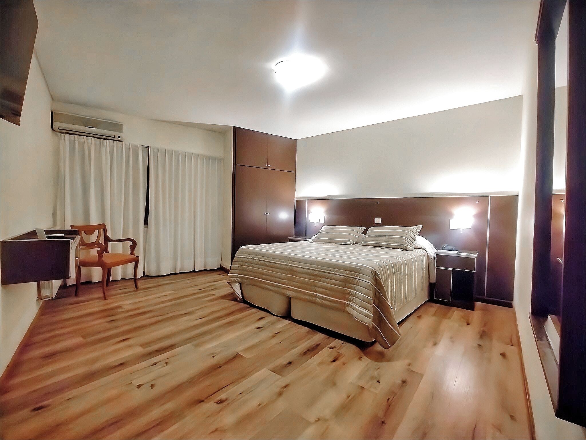 Studio Standard (Cordillera Single) | Literie hypoallergénique, couette en duvet d'oie, surmatelas, minibar