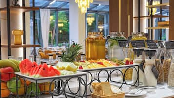 Desayuno buffet diario (EUR 15 por persona)