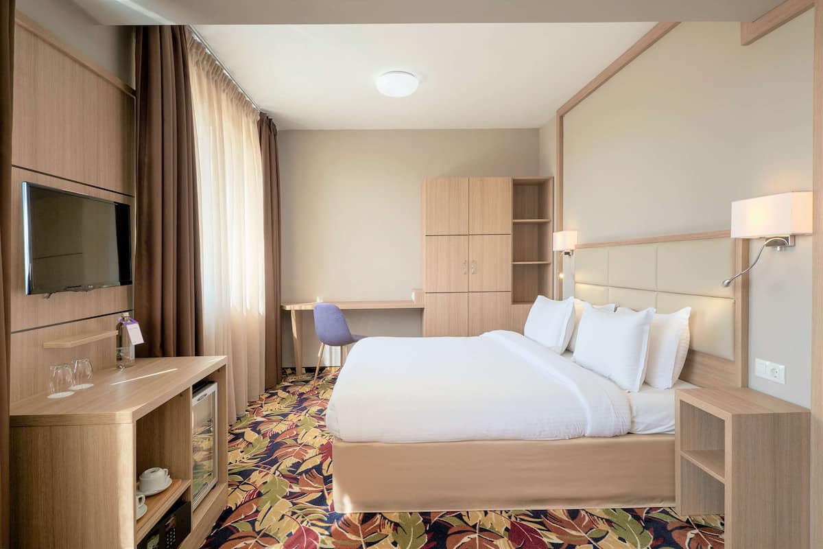 1 bedroom, premium bedding, minibar, in-room safe