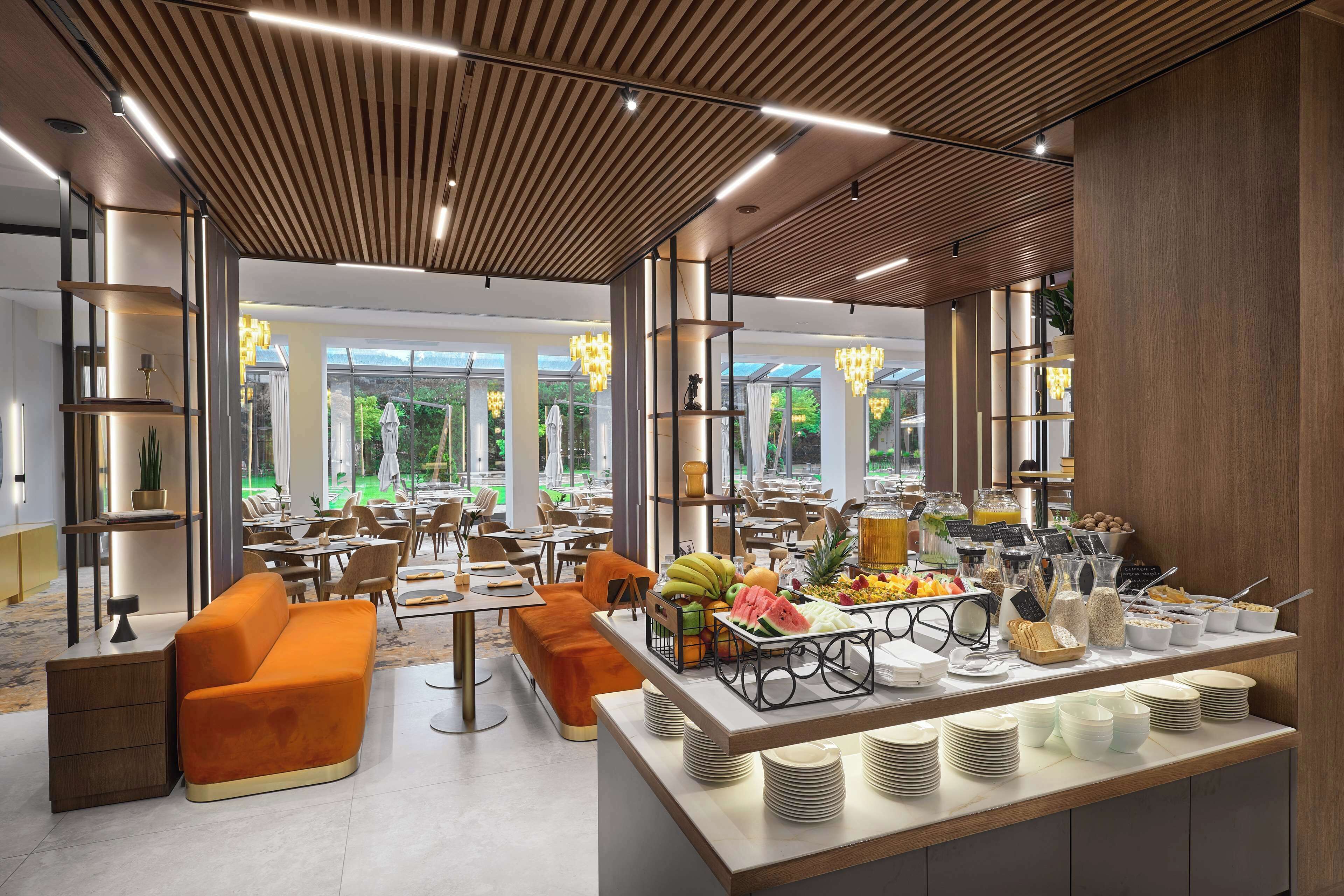 每日供应自助式早餐（每人 EUR 15）