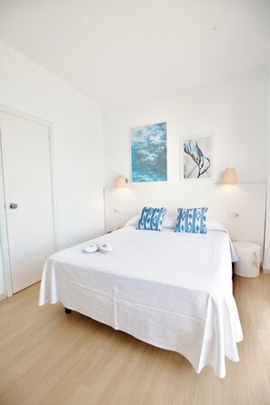 Escritorio, cortinas blackout, wifi gratis y ropa de cama 