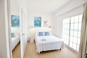 Escritorio, cortinas blackout, wifi gratis y ropa de cama
