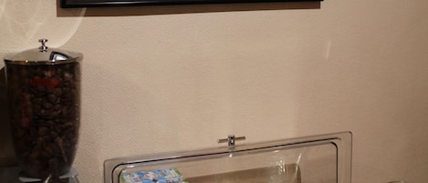 Un bufé de desayuno con frutas, cereales y jugos.