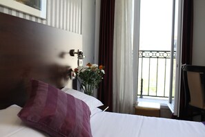 In-room safe, desk, blackout drapes, free WiFi - Hotel Alane (Paris)