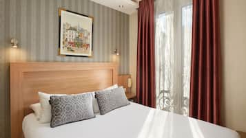 Caja de seguridad en la habitación, escritorio y cortinas blackout