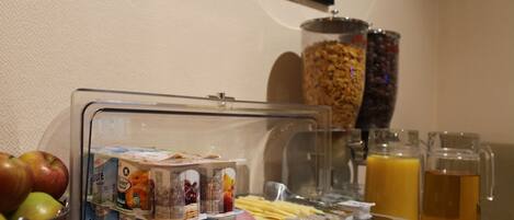 Un bufé de desayuno con diversas opciones de comida y bebidas.