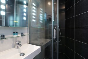 Ducha, artículos de higiene personal gratuitos y secador de pelo