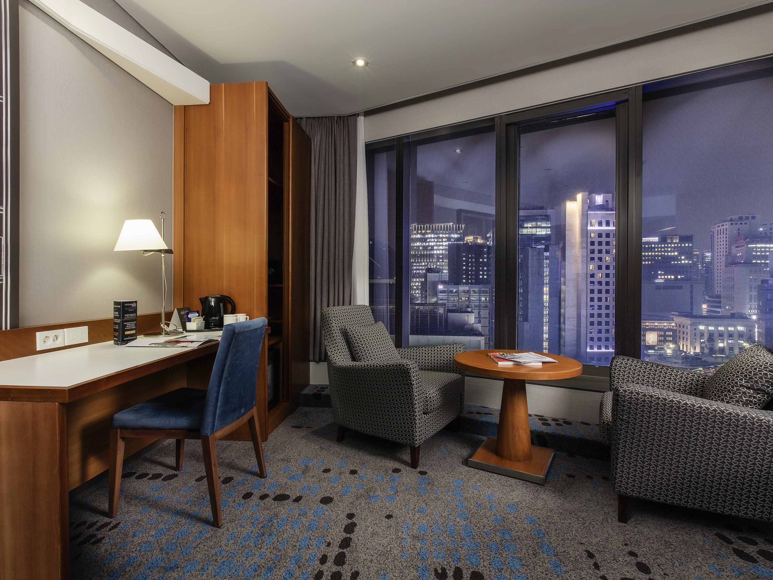 Junior Suite (with 1 Bed) | In-room safe, desk, laptop workspace, blackout drapes