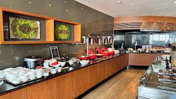 Daily buffet breakfast (KRW 27500 per person)