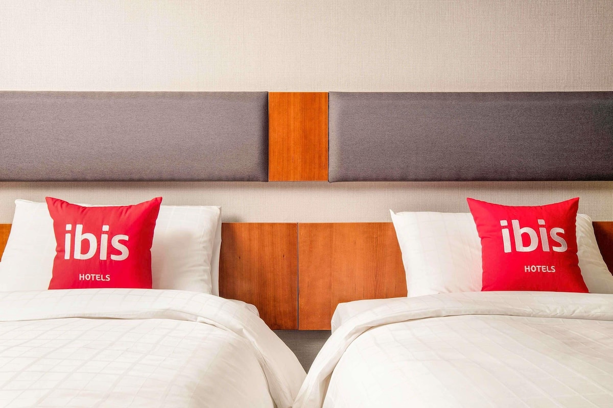 Standard Room, 2 Twin Beds | In-room safe, desk, laptop workspace, blackout drapes