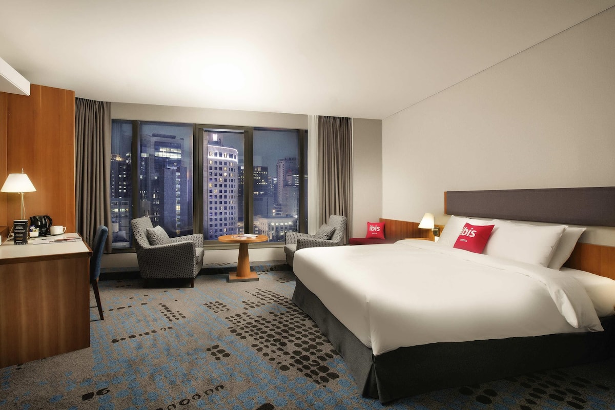 Suite junior (with 1 Bed) | Caja de seguridad en la habitación y escritorio