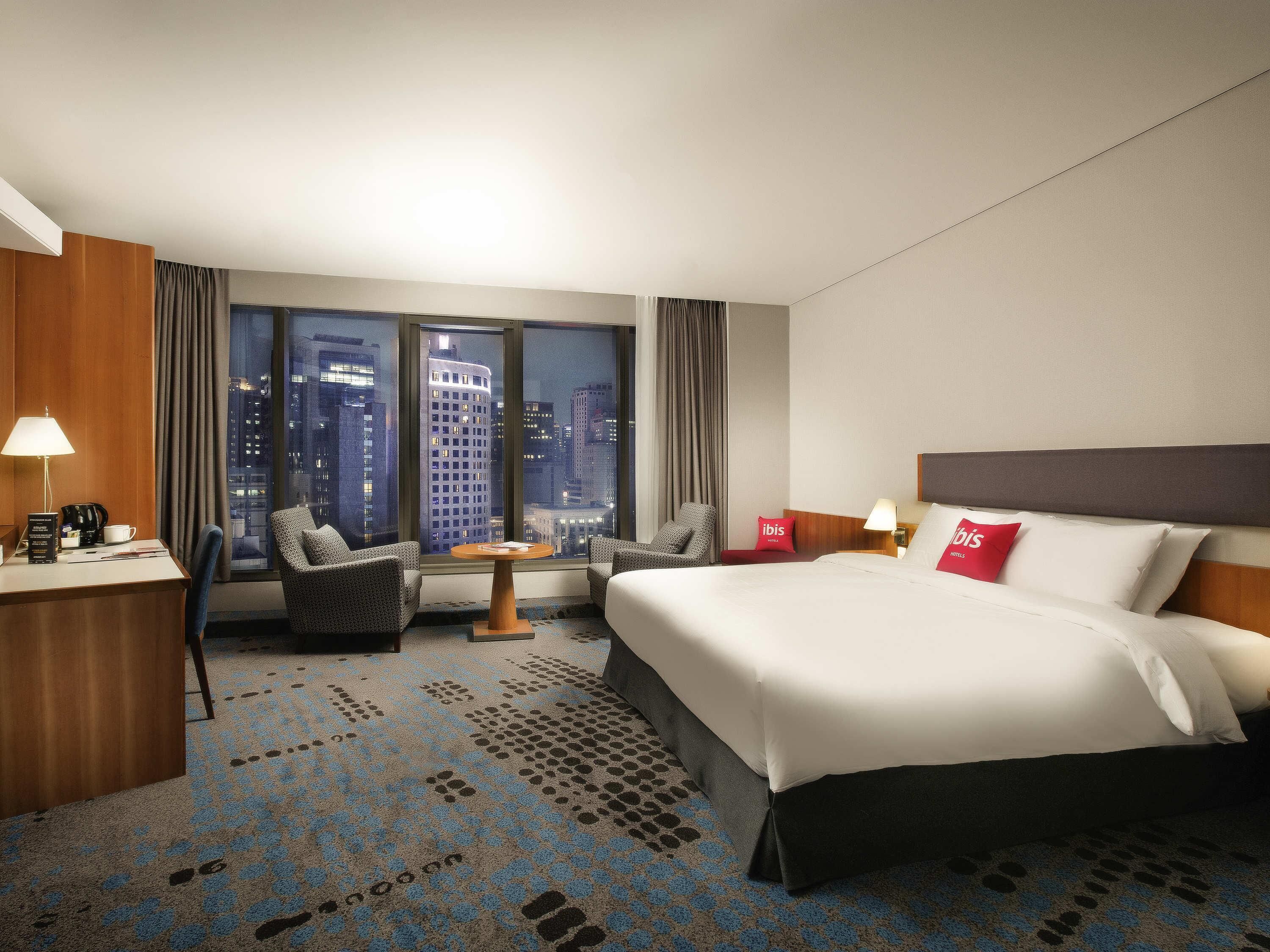 Junior Suite (with 1 Bed) | In-room safe, desk, laptop workspace, blackout drapes