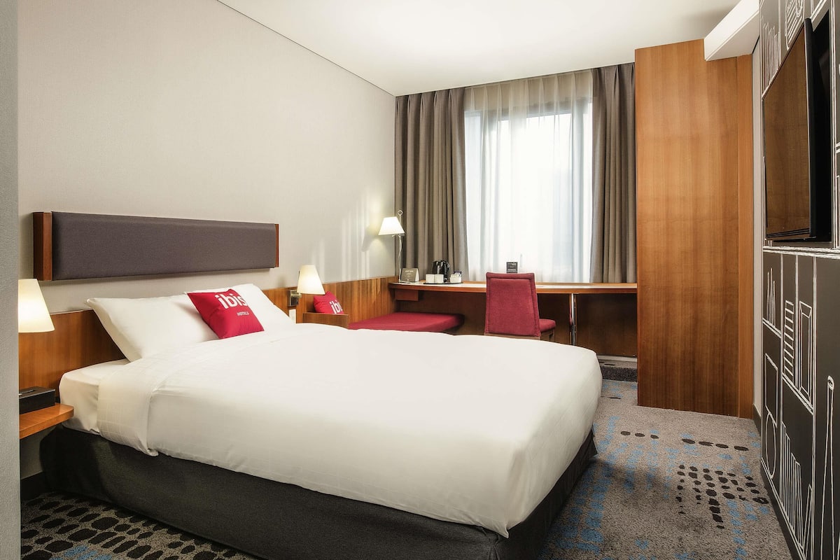 Standard Room, 1 Double Bed | In-room safe, desk, laptop workspace, blackout curtains
