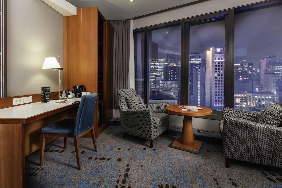 Suite Junior, 1 letto king | Una cassaforte in camera, una scrivania, postazione laptop