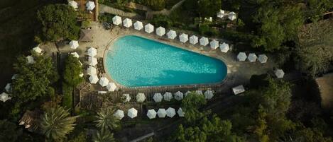 Piscine extérieure, parasols de plage, chaises longues