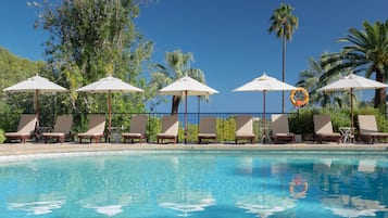 Piscine extérieure, parasols de plage, chaises longues