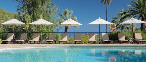 Piscine extérieure, parasols de plage, chaises longues