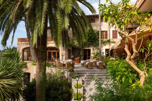 3 restaurantes, com serviço de almoço e jantar; culinária internacional