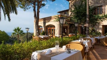 3 Restaurants; Mittagessen und Abendessen werden serviert