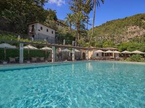 Piscina all'aperto, ombrelloni da piscina, lettini