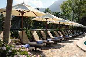 Outdoor pool, open 10:00 AM to 7:00 PM, pool umbrellas, pool loungers - Es Moli Hotel (Deià)