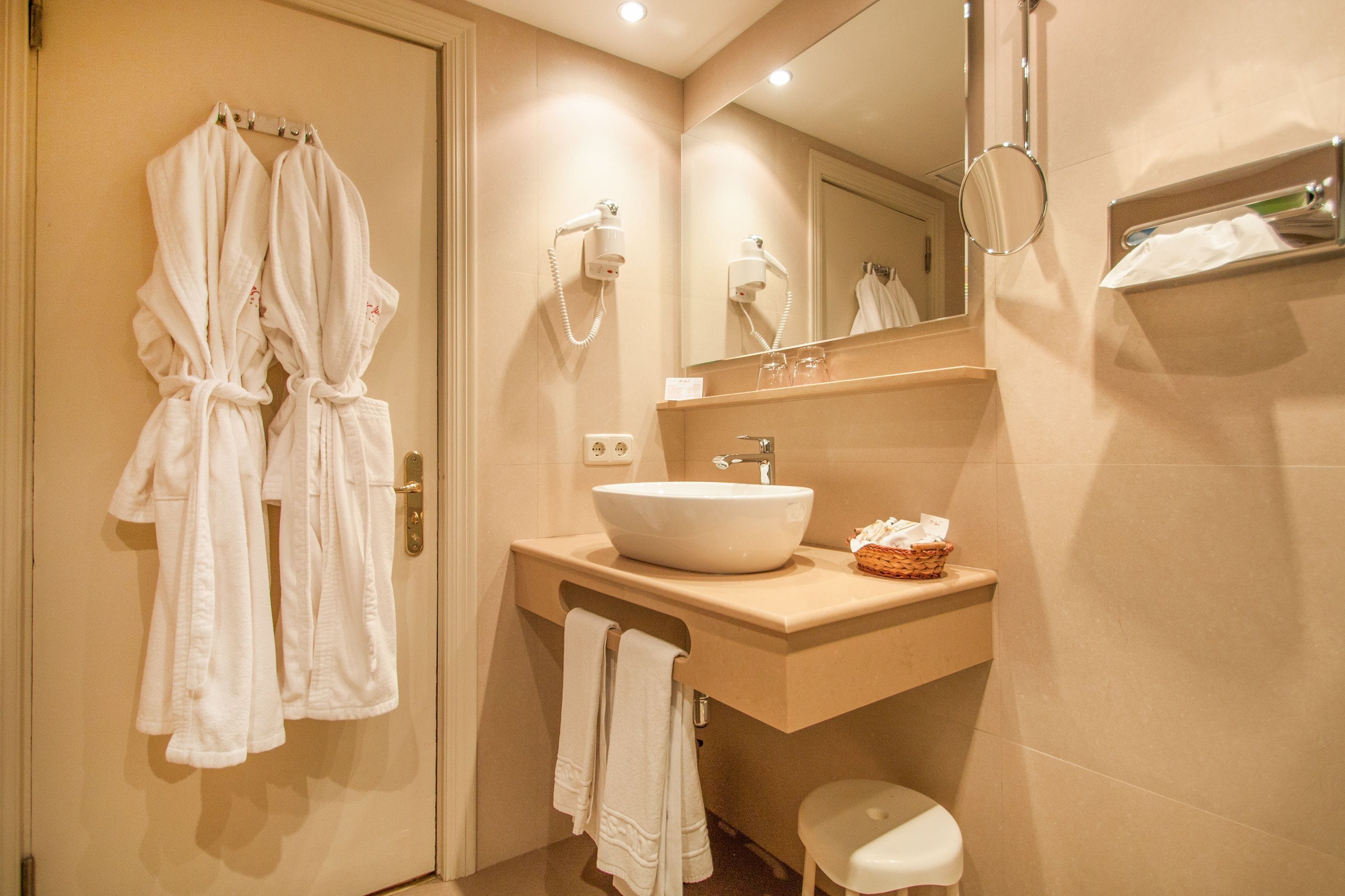 classic double room, annex building | bathroom | hair dryer, bathrobes, bidet, towels