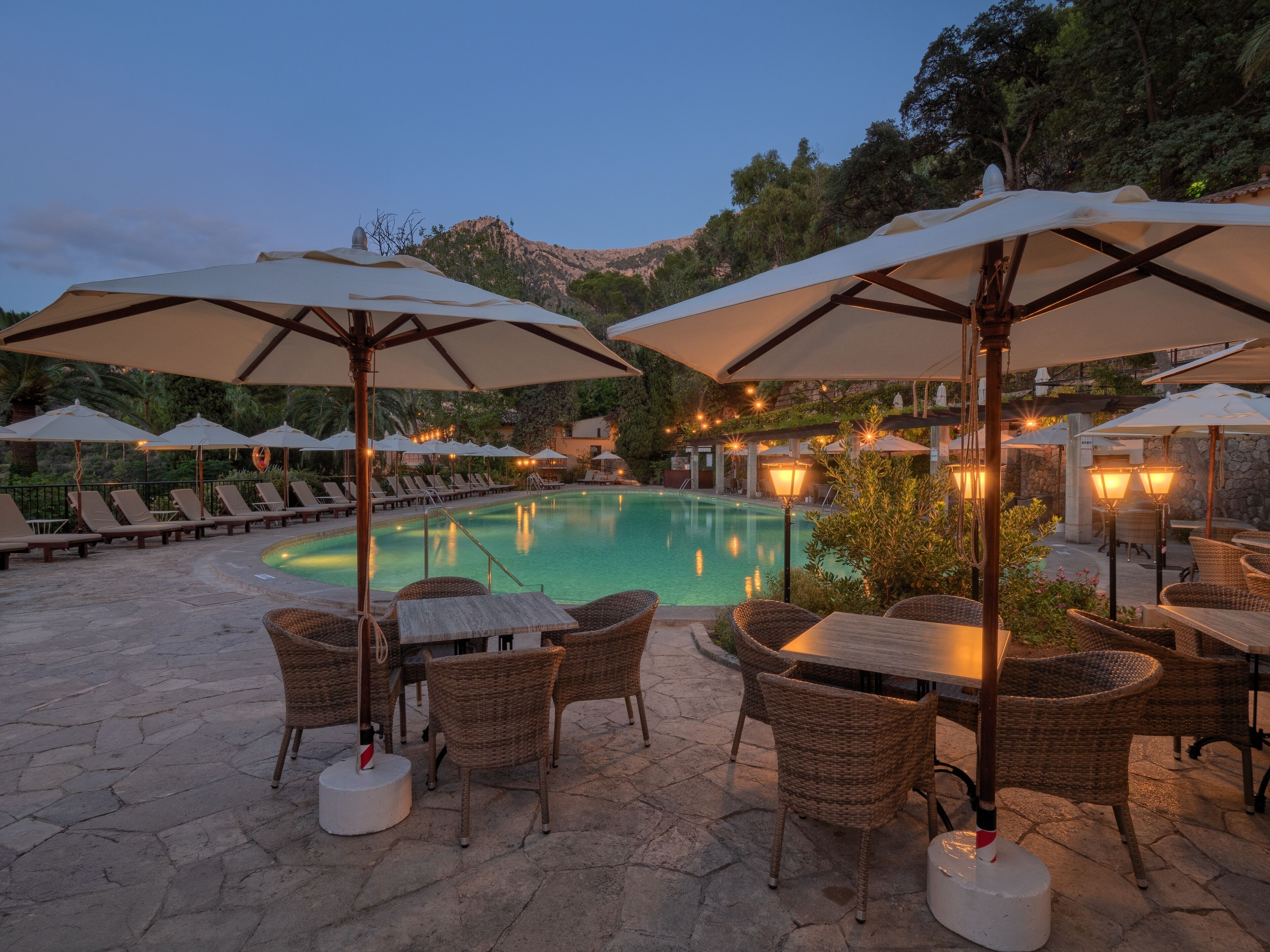 Quầy bar bên hồ bơi