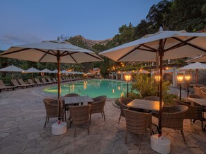 Bar junto a la piscina