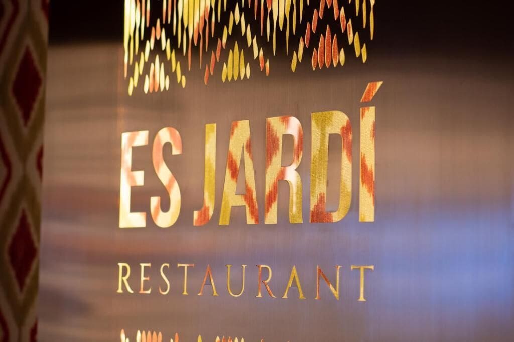 3 restaurants, lunch, dinner served; international cuisine