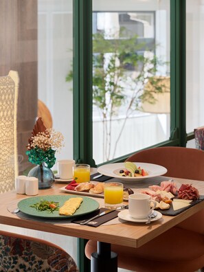 Petit déjeuner buffet servi tous les jours en supplément