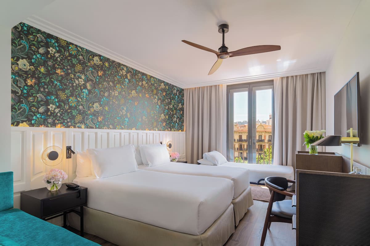 Kahden hengen deluxe-huone (yksi tai kaksi sänkyä) (with extra bed) | Ylelliset vuodevaatteet, untuvapeitot, minibaari, tallelokero huoneessa