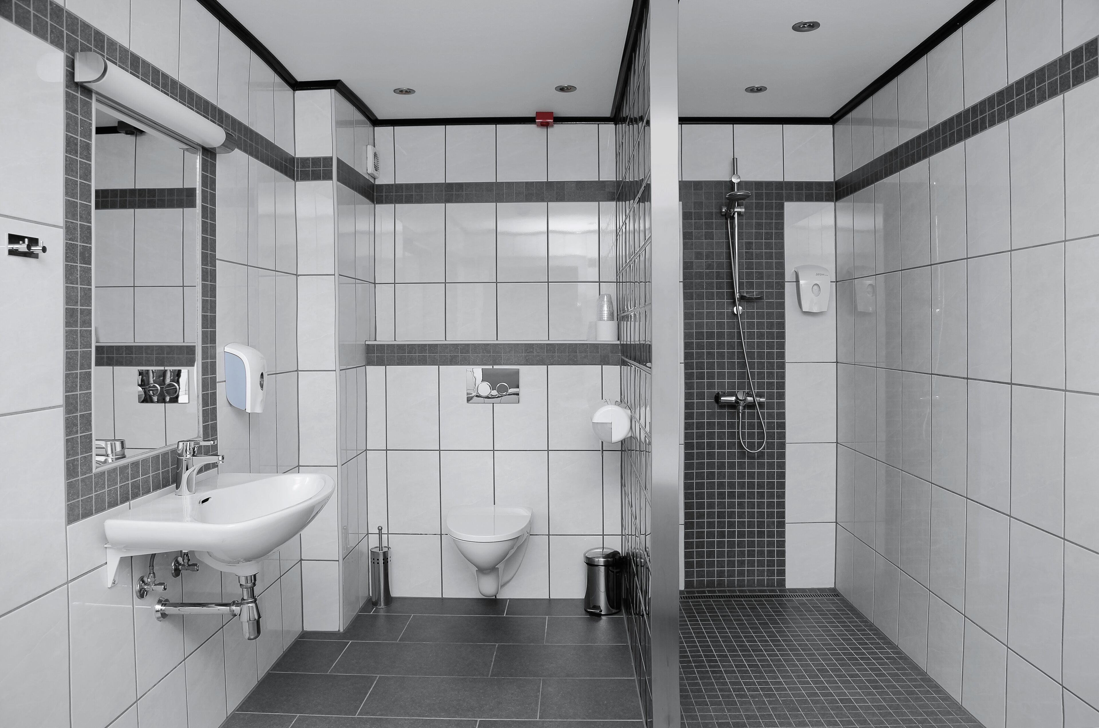 standard twin room | bathroom shower