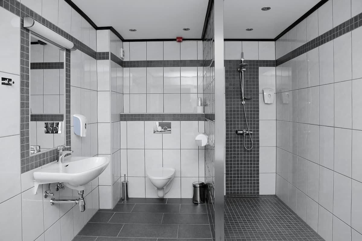 standard twin room | bathroom shower