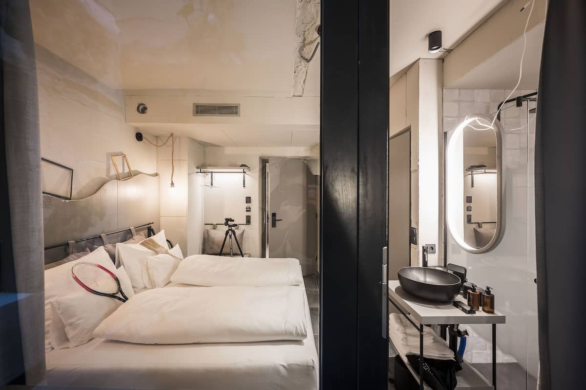 Habitación básica (Besenkammer) | Ropa de cama hipoalergénica y caja de seguridad en la habitación