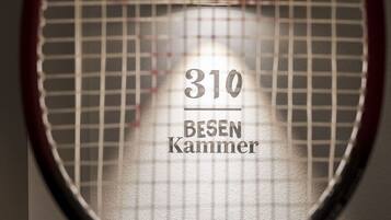 A tennis racket with the number 310 and the text "BESEN KAMMER" on it.