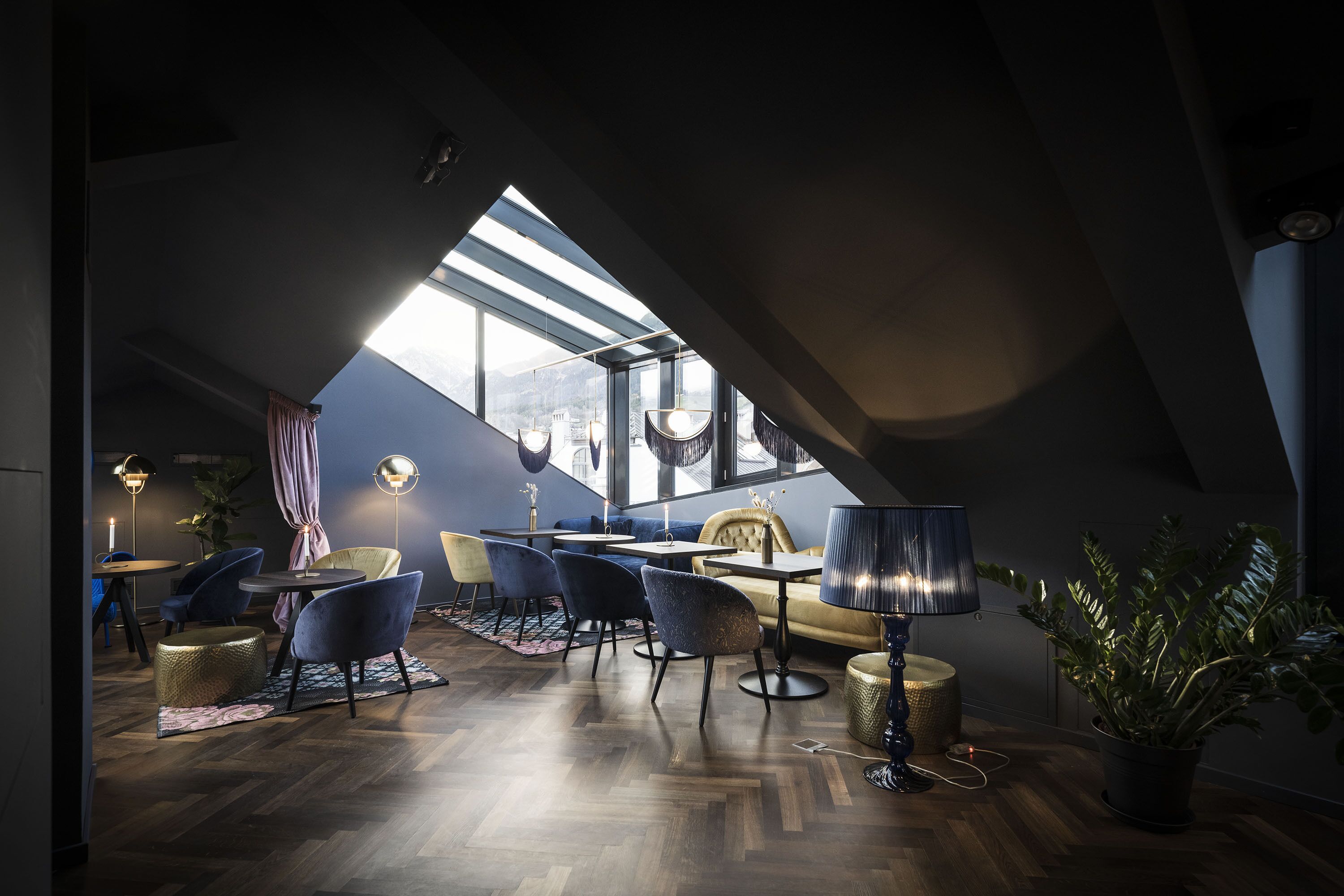 Une chambre moderne de style loft, dotée d’un coin repas, d’un espace salon et d’une grande verrière.