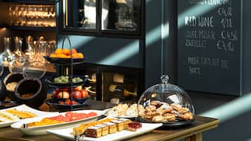 Desayuno con opciones de la cocina local diario (EUR 25 por persona)