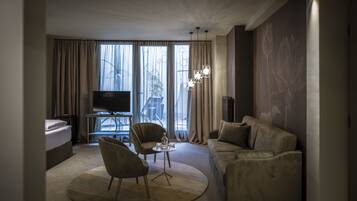 Super Patio Suite | Wohnbereich | 40-Zoll-LCD-Fernseher mit Kabelempfang, Fernseher