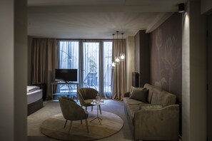 Super Patio Suite | Living area | 40-inch LCD TV with cable channels, TV - Altstadthotel Weisses Kreuz (Innsbruck)