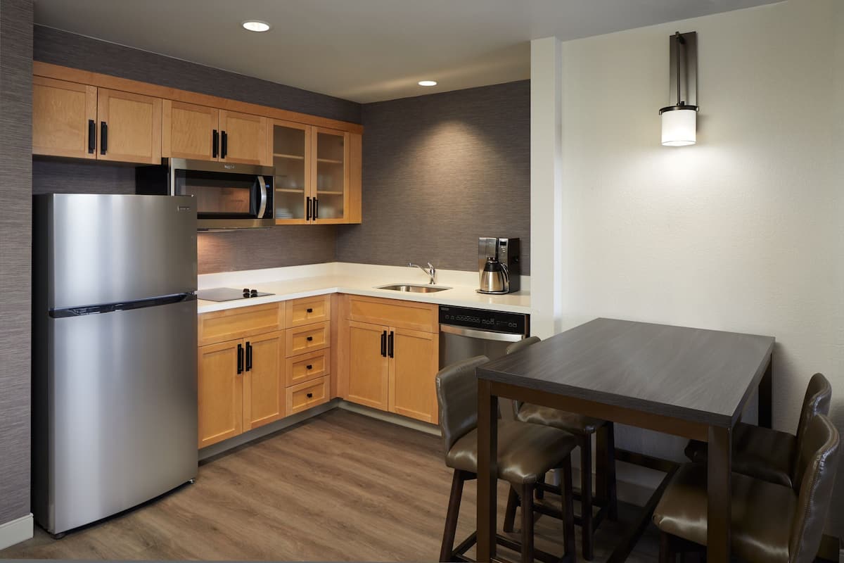 Full-size fridge, microwave, stovetop, dishwasher