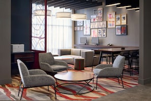 Bar-salon dans le hall