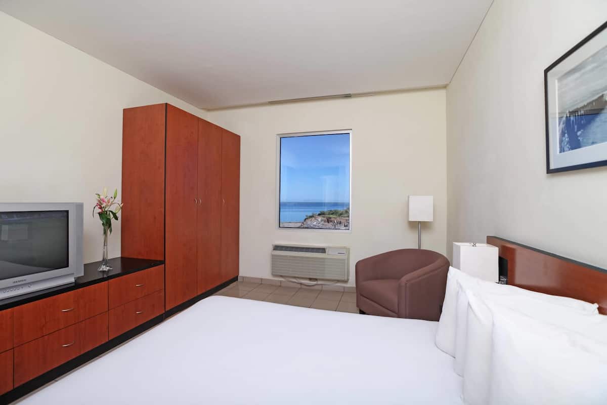 Standard Suite | Premium bedding, in-room safe, desk, laptop workspace