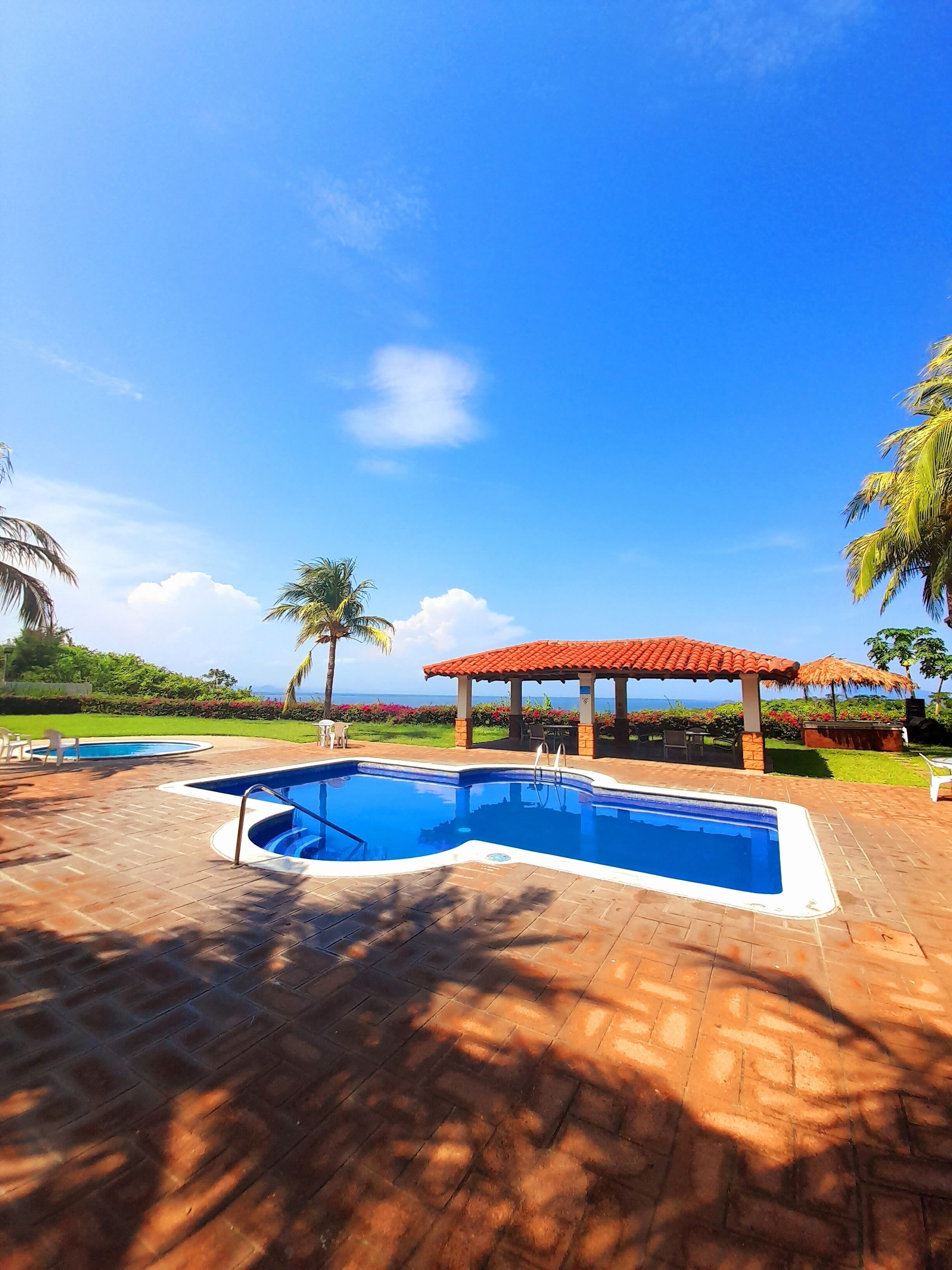 2 outdoor pools, pool loungers