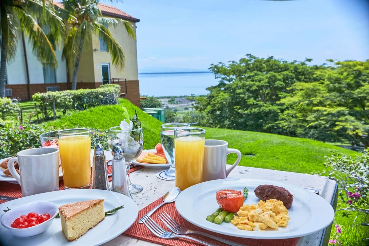 free daily full breakfast