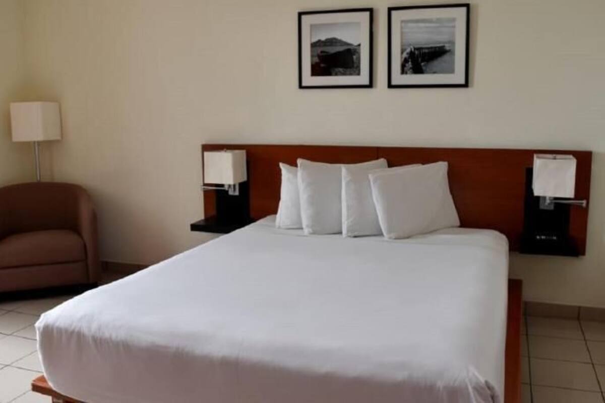 Premium bedding, in-room safe, desk, laptop workspace