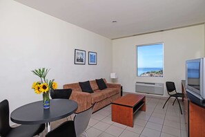 Standard Suite | Dining room - Comfort Inn Real La Union (La Union)