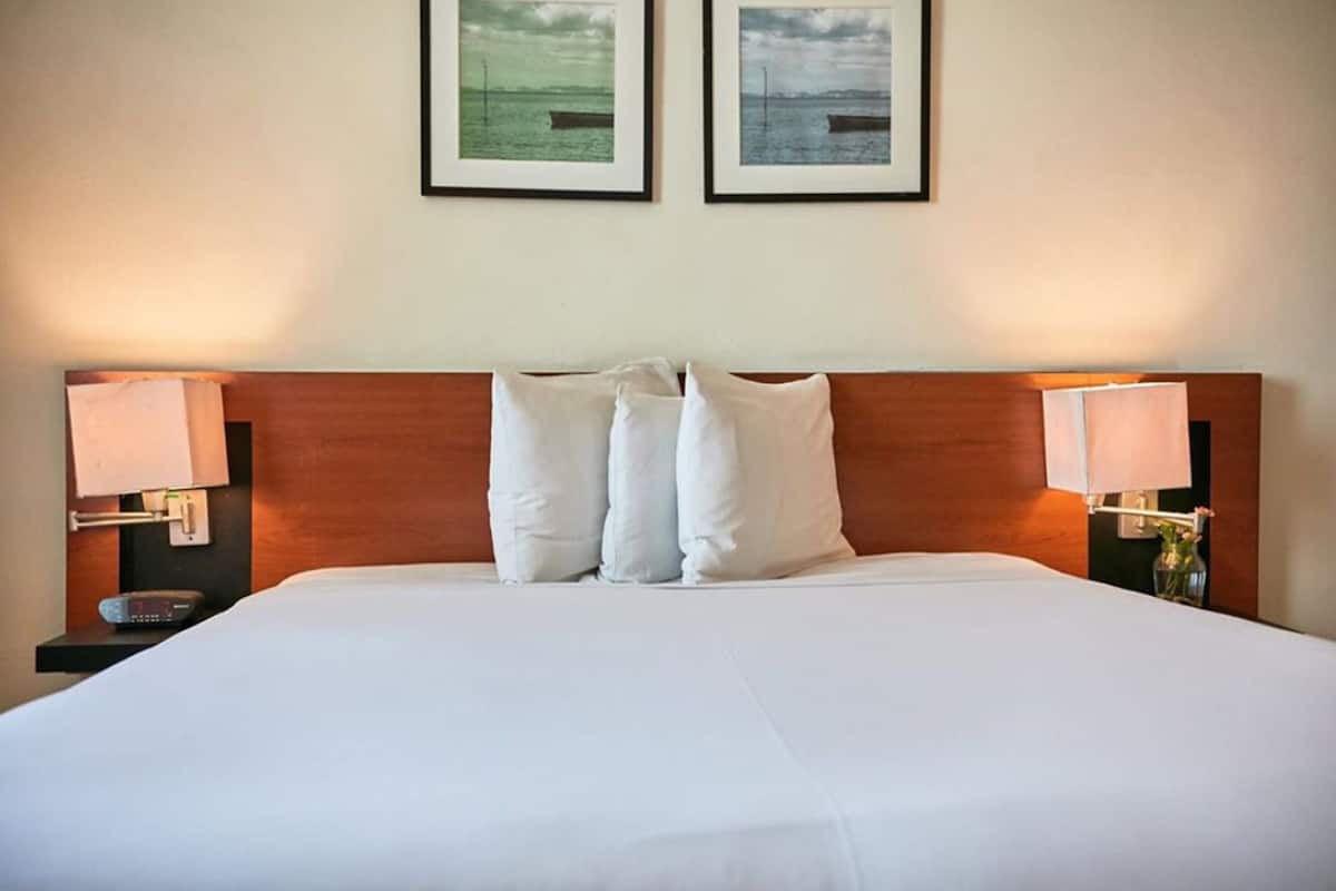 Premium bedding, in-room safe, desk, laptop workspace