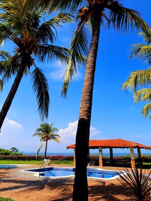 2 outdoor pools, pool loungers - Comfort Inn Real La Union (La Union)